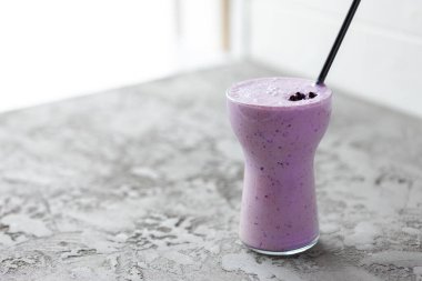 Gri desenli yüzeye yakın Blackberry smoothie