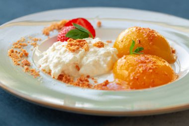 Süzme peynir ve konserve kayısı, sağlıklı kahvaltı.