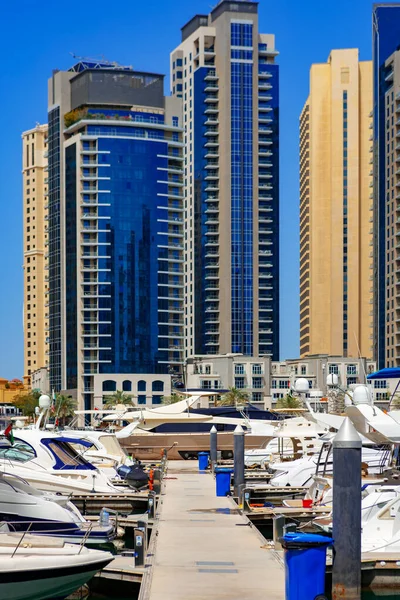 Dubai Marina felhőkarcolók és kikötő, Dubai, Egyesült Arab Emírségek — Stock Fotó