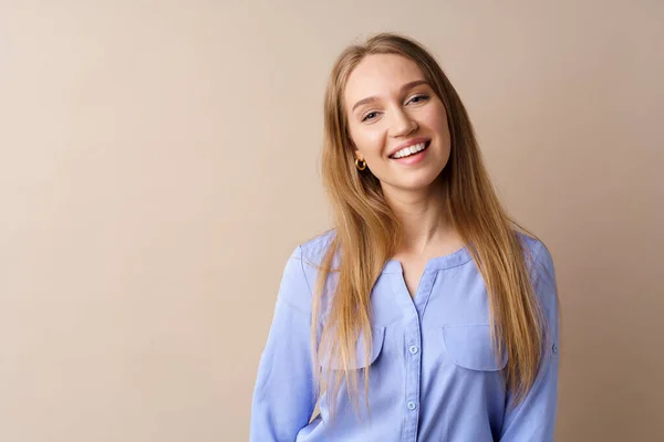 Retrato de una hermosa joven sonriente en el estudio — Foto de Stock