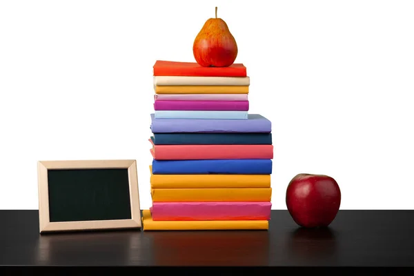 Masaüstünde beyaz arkaplana karşı kitap ve elma yığını — Stok fotoğraf