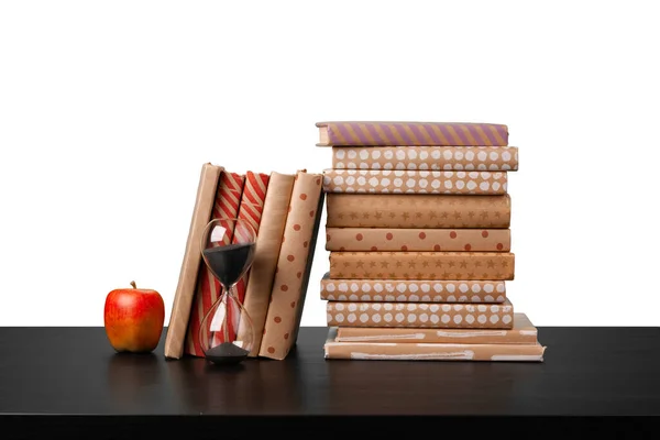 Montón de libros y manzana sobre la mesa sobre fondo blanco —  Fotos de Stock