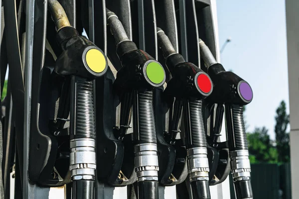 Разноцветные топливные бензоколонки на АЗС — стоковое фото