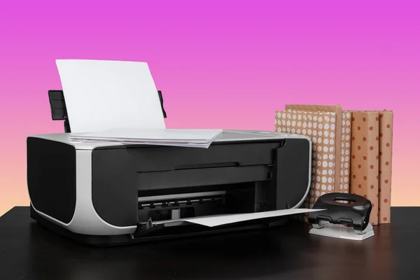 粉红背景紧凑型家用激光打印机 — 图库照片