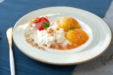 Süzme peynir ve konserve kayısı, sağlıklı kahvaltı.