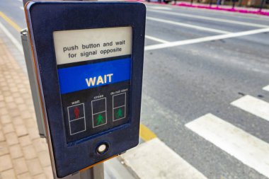 Yaya geçişi caddedeki bir direkte düğmeye basar