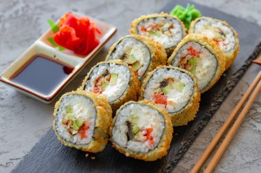 Japon suşi temposu siyah taş tabakta servis edilir.