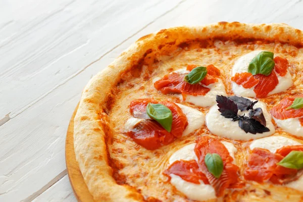 Heiße Pizza Margherita auf weißem Holztisch — Stockfoto