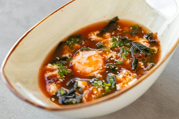 Gri arka planda Asya erişte çorbası.