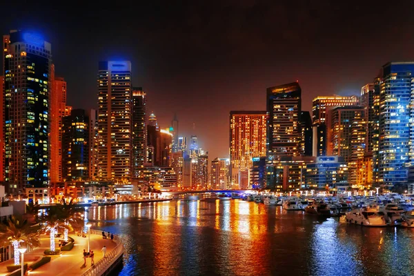 Gece Dubai Marina 'nın göz kamaştırıcı manzarası