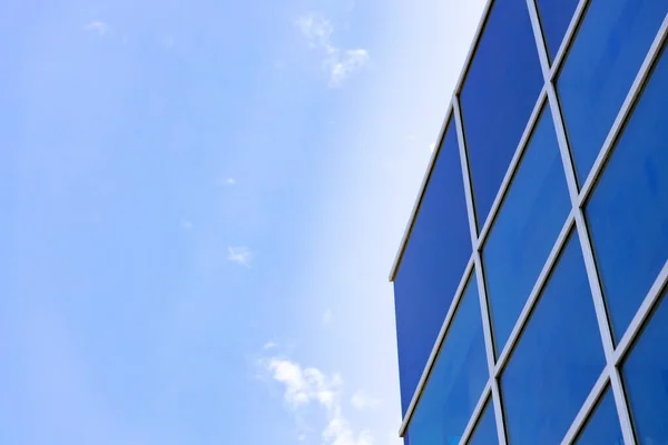 뿌연 푸른 하늘 배경 이 있는 유리 초고층 건물 — 스톡 사진