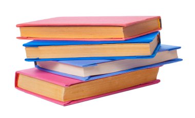 Beyaz arkaplanda izole kitap yığını