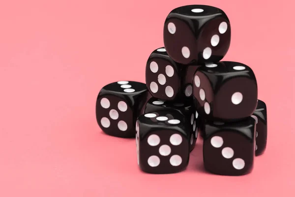 Dados de juego sobre fondo rosa. Concepto para juegos. —  Fotos de Stock