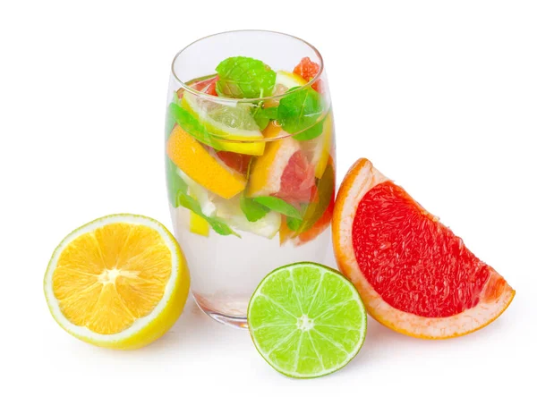 Κρύο ποτό με διάφορα εσπεριδοειδή και βότανα σε ποτήρια σε λευκό φόντο. Κοκτέιλ — Φωτογραφία Αρχείου