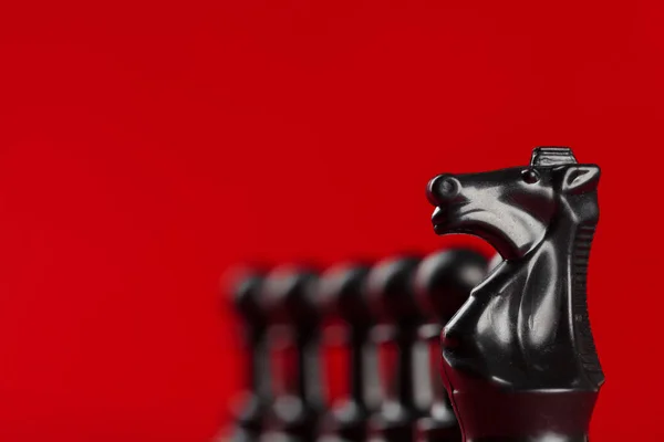 Kesuksesan bisnis catur, konsep kepemimpinan. Latar merah. — Stok Foto