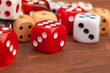 Tahta masadaki zarlar. İş riski kavramı.