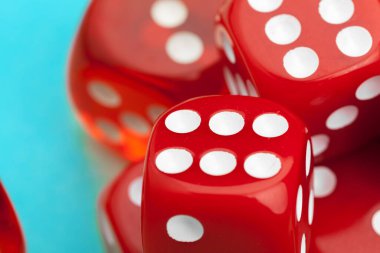 Mavi arka planda kumar oynuyorum. Oyun konsepti.