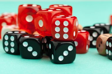 Mavi arka planda kumar oynuyorum. Oyun konsepti.