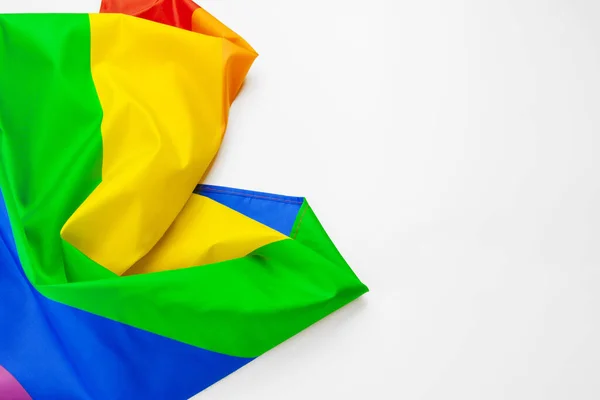 Acenando bandeira do arco-íris lgbt isolado no branco — Fotografia de Stock