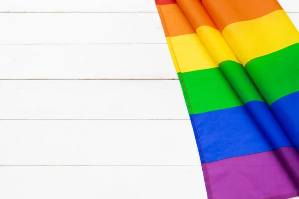 Stüdyoda çekilen ahşap masada eşcinsel gururu bayrağı — Stok fotoğraf