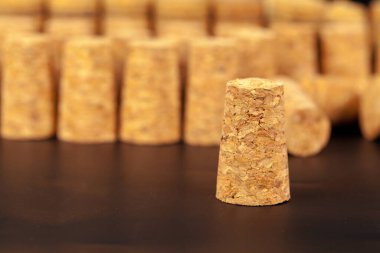 Mantar şarabını ahşap bir masanın üzerine koy.