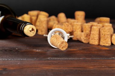 Tahta masada tirbuşonlu şarap mantarları.