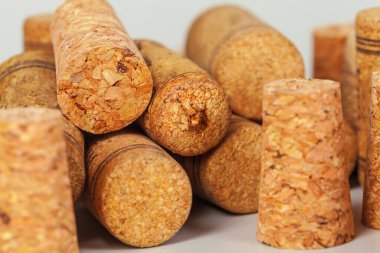 Kullanılmış şarap mantarları yığını.