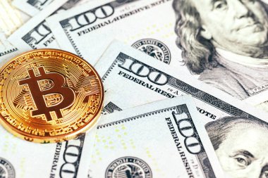 Kağıt paranın üzerindeki altın bitcoin paralar.