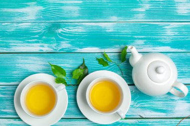 Mavi arka planda sağlıklı bitki çayı