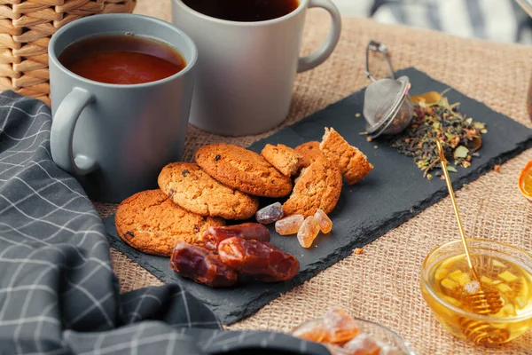 Té con galletas sobre fondo de saco de cerca — Foto de Stock