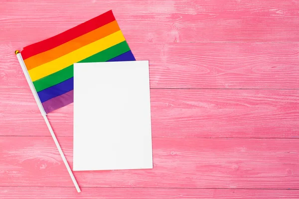 Brillante arco iris gay bandera en madera fondo y espacio en blanco —  Fotos de Stock