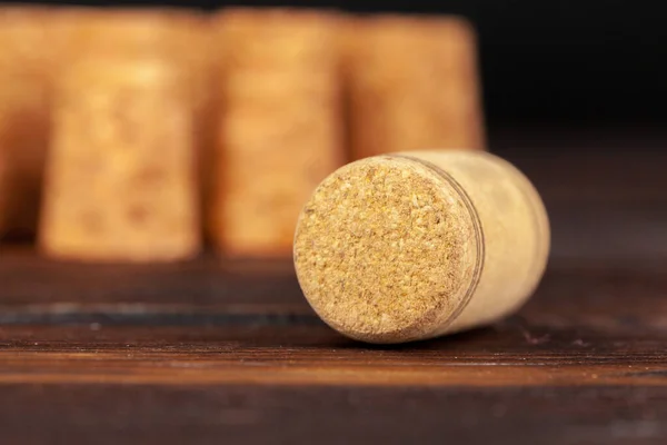 Primer plano de un vino de corcho con diferentes variaciones de color del vino — Foto de Stock