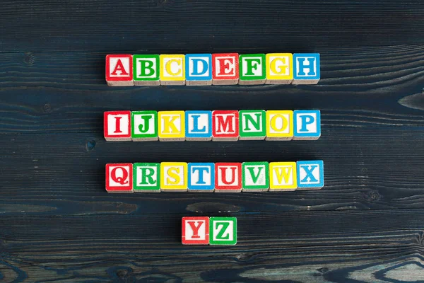 Blocos de alfabeto ABC na mesa de madeira. — Fotografia de Stock