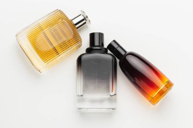 Lüks parfüm şişeleri. Beyaz arkaplanda izole