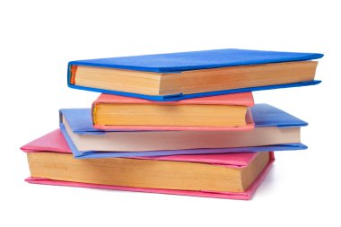 Beyaz arkaplanda izole kitap yığını