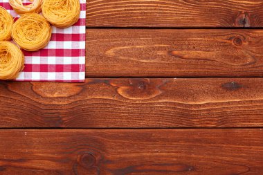 Ahşap arka planda kurutulmuş makarna