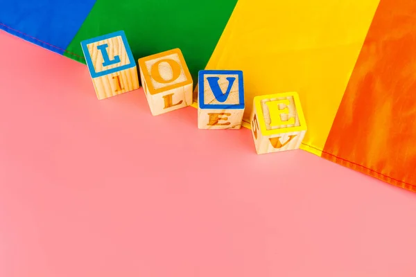 Концепція ЛГБТ, любов до тексту, ЛГБТ-прапор — стокове фото