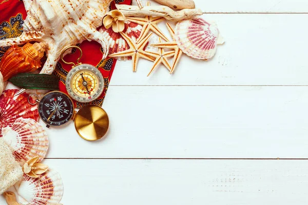 Красивая морская композиция с раковинами и винтажным компасом — стоковое фото