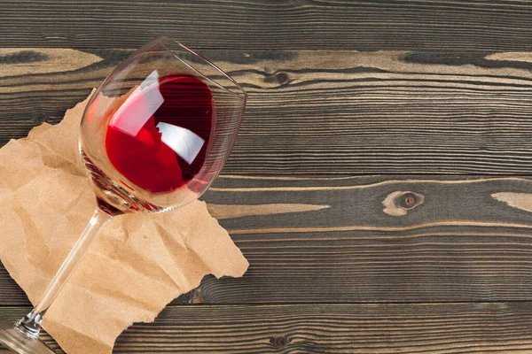 Goblet of red wine on wooden table on wooden wall background — Stock Photo, Image