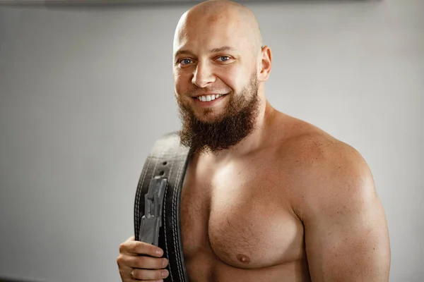Sterke bodybuilder met gespierde borst en schouders in de sportschool — Stockfoto