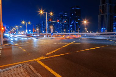 Dubai 'de gece yollarında uzun süre hareket halindeki arabalar görülmüş.