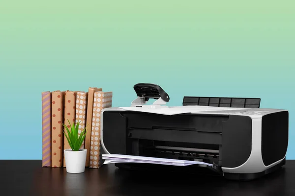 녹색 배경에 비해 책상 위에 있는 가정용 레이저 프린터 — 스톡 사진