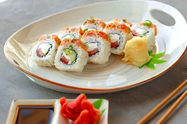 Rolo de sushi japonês com salmão em prato — Fotografia de Stock