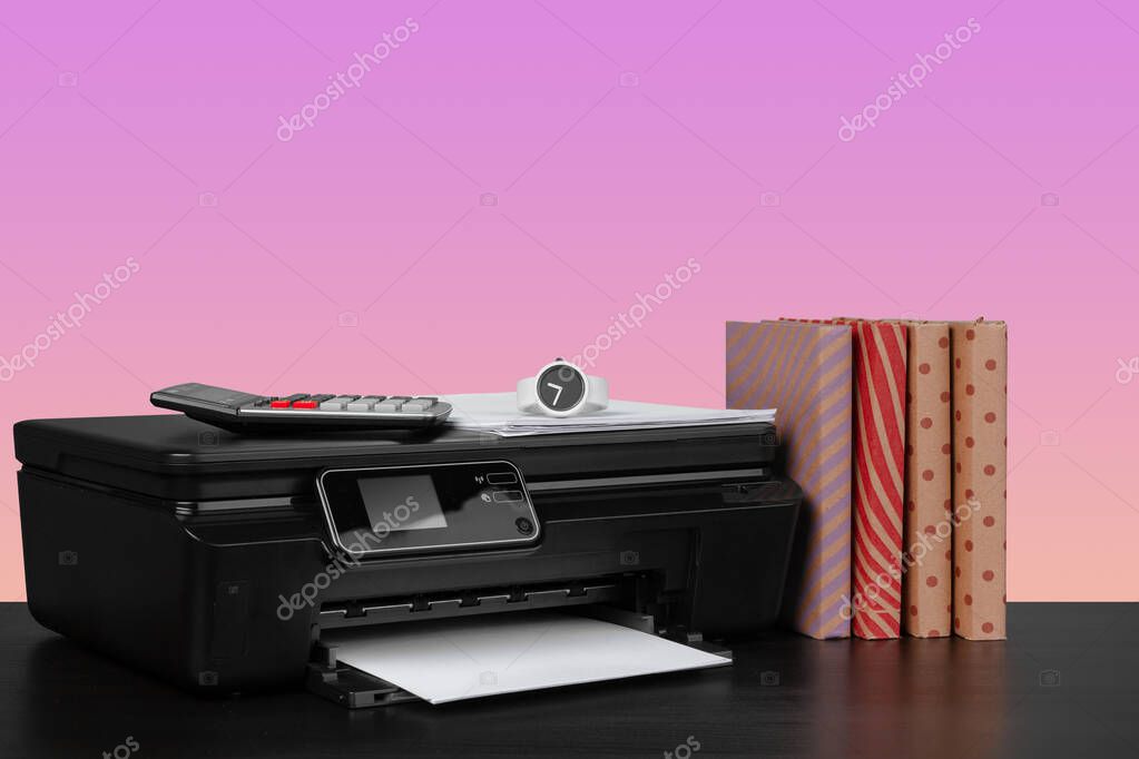 Stampante laser domestica compatta su sfondo rosa - Foto Stock