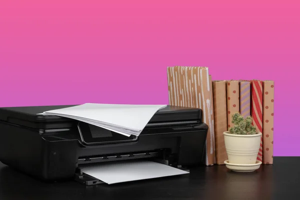 Impresora láser para el hogar compacta contra fondo rosa — Foto de Stock