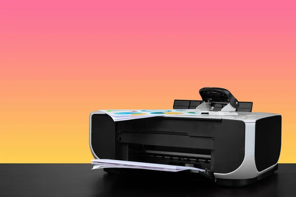 핑크 색 배경에 대비하여 정밀 한 가정 용 레이저 프린터 — 스톡 사진