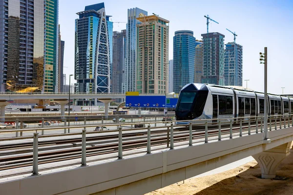 Metro train em Dubai cidade em Emirados Árabes Unidos — Fotografia de Stock