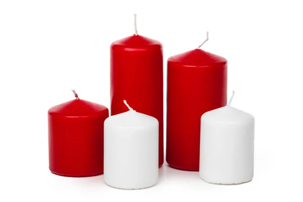 Velas de xmas coloridas vermelhas e brancas isoladas no fundo branco — Fotografia de Stock