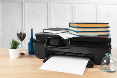 Ofiste yazdırma, kopyalama ve tarama için çok fonksiyonlu yazıcı makinesi hazır