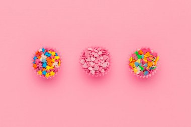 Çeşitli şeker serpintileri, kopyalama alanı olan yiyecek arkaplanı